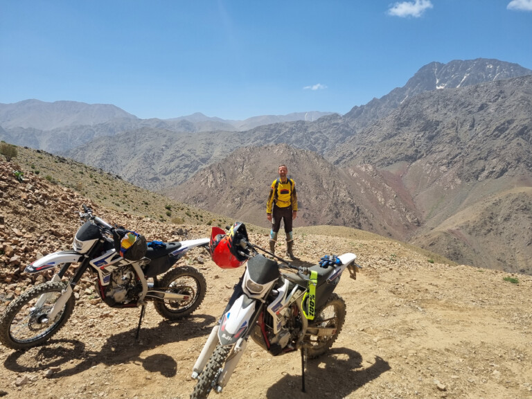 Paysage Ourika montagne en moto enduro AJP