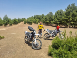 Paisaje del bosque de Ourika en motocicleta de enduro AJP