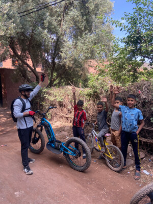 Excursion e-scooter off road Ourika habitants berbères