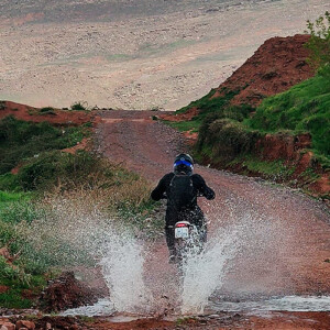 Excursión en moto de enduro AJP por el valle de Ourika con Moto Journal