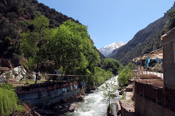 Río Ourika y montañas del Atlas